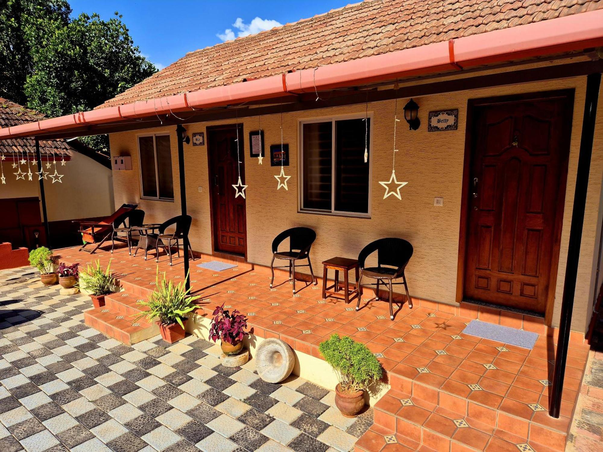 Sunny Smiles Homestay Mangalor Kültér fotó